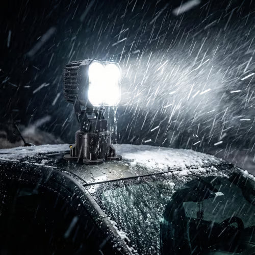 Projecteur PowerRay LED 12V, lumière blanche intense télécommandée pour éclairage extérieur et visibilité extrême.