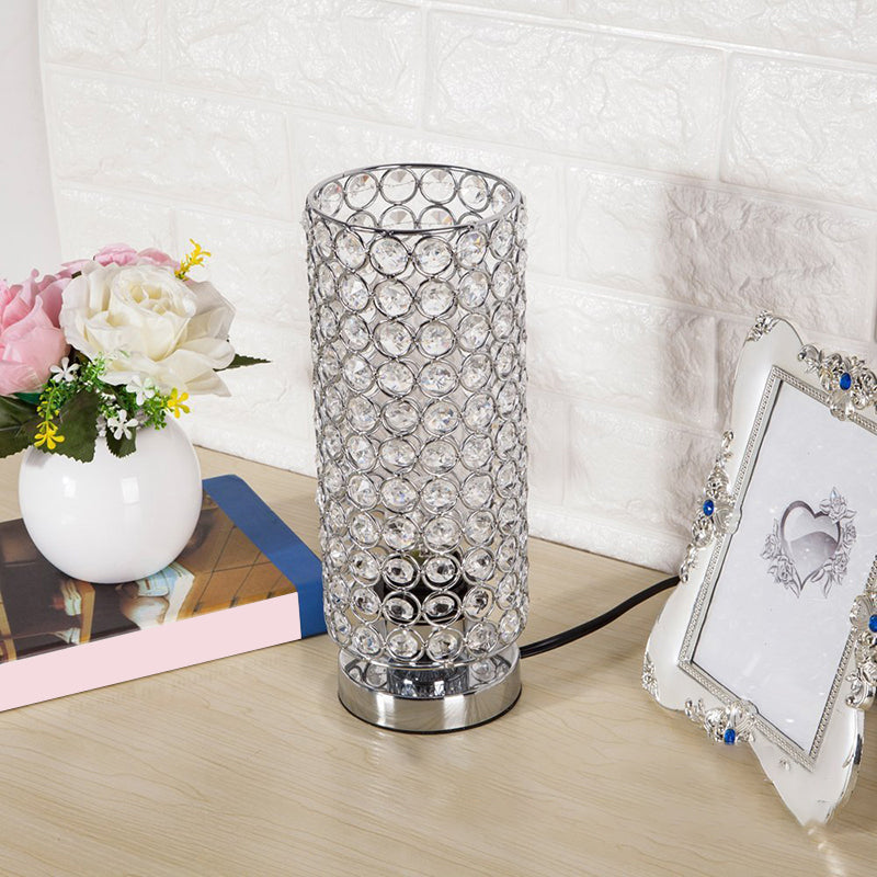 Lampe de table LuminaCrystal au design moderne et éclatant, en chrome pour une touche de luxe.