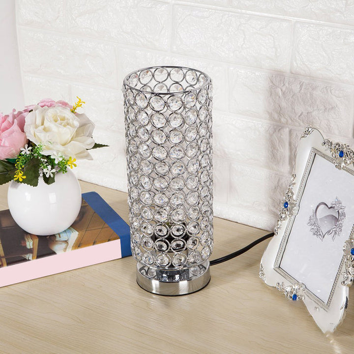 Lampe de table LuminaCrystal au design moderne et éclatant, en chrome pour une touche de luxe.