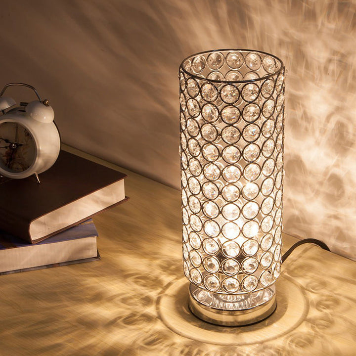 Éclat moderne LuminaCrystal: lampe de table décorative chrome, parfaite pour salon et chambre.