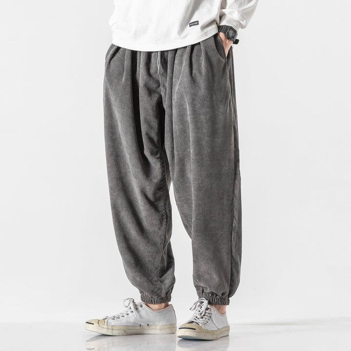 Pantalon large homme gris, style décontracté moderne, idéal pour un look confortable au quotidien.