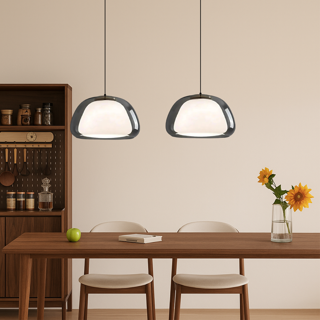 Lampe suspendue design moderne Jelly en verre, parfaite pour créer une ambiance chaleureuse dans le salon.