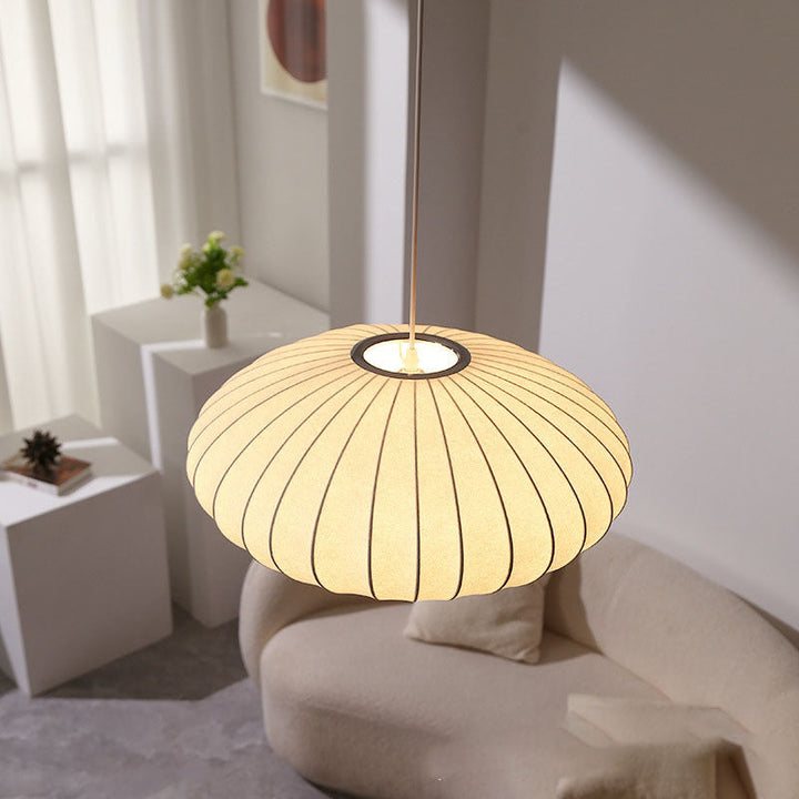 Élégante lampe suspendue design italien en soie, style Japandi Wabi-Sabi authentique.