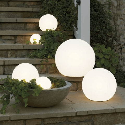 Sphère solaire LED résistante aux intempéries, éclairage décoratif pour patio et jardin.