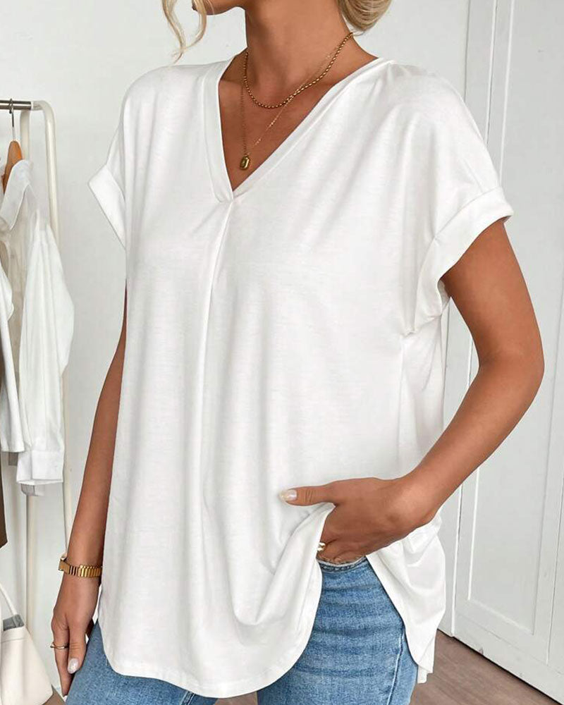Chemisier femme plissé à manches courtes, parfait pour tenue de travail ou style moderne et décontracté.