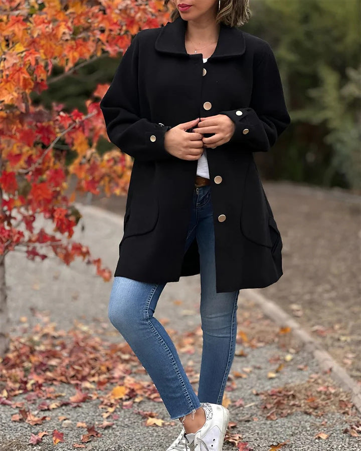 Détail du laçage discret et du col polo sur ce manteau femme mode, parfait pour la saison froide.