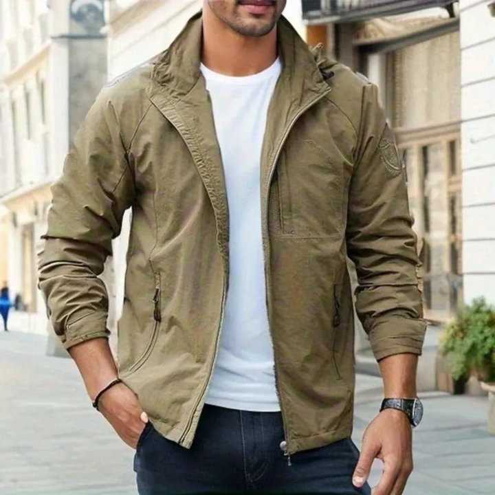 Veste cargo homme légère, style urbain décontracté beige. Parfaite pour le printemps/été, look moderne et confort.