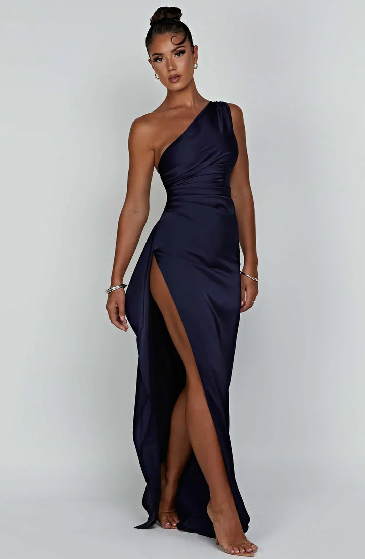 Élégante robe de gala asymétrique fendue en satin, pour événement.