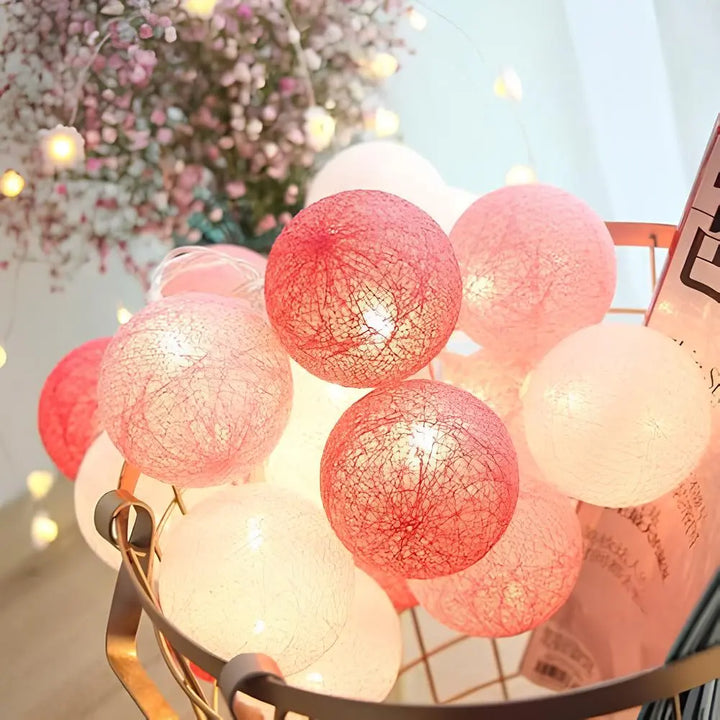 Guirlande lumineuse LED boules de coton disposée sur un miroir, reflet chaleureux.
