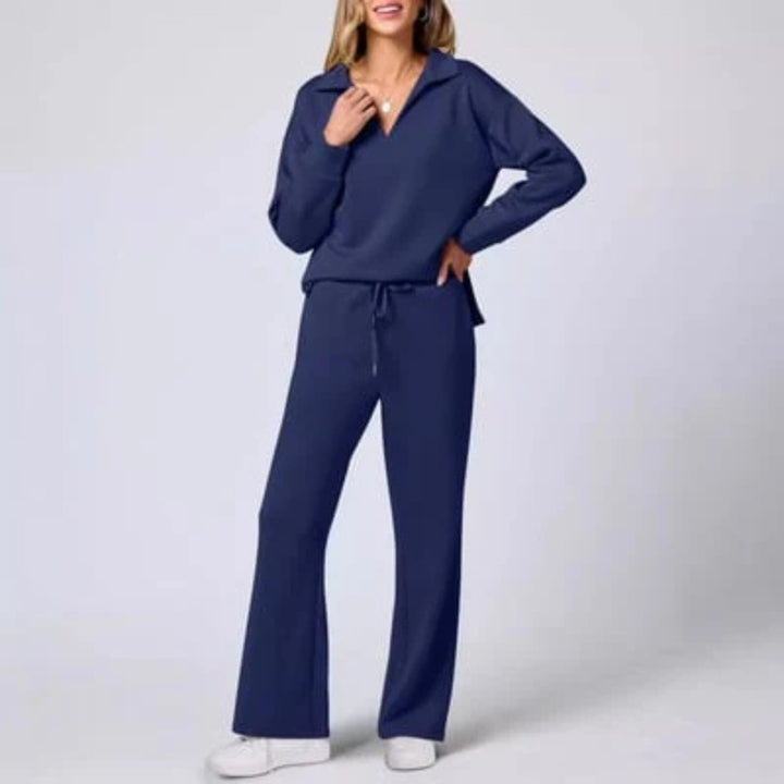 Look femme décontracté. Ensemble deux pièces col V avec pantalon. Idéal pour une tenue confortable et chic.