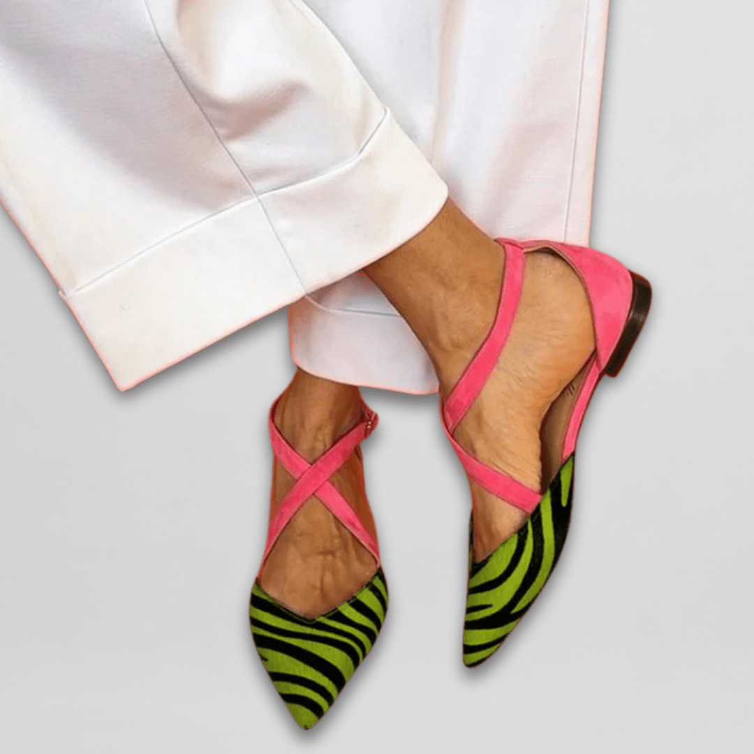 Chaussures plates femme Elisa beiges avec brides ajustables, offrant confort et un style chic et moderne.