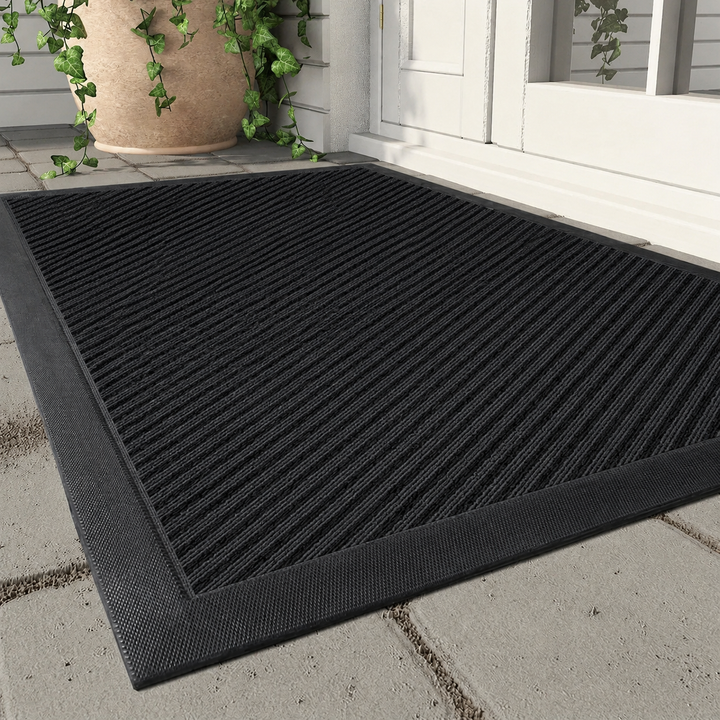 Tapis de luxe gris/noir en polypropylène résistant pour entrées intérieures et extérieures. Design élégant.