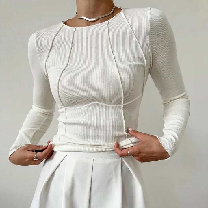 Haut élégant femme, t-shirt ajusté à manches longues pour un look raffiné et polyvalent. Parfait pour l'automne.
