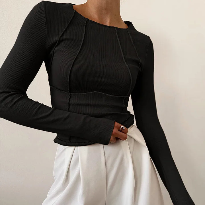 T-shirt femme ajusté élégant à manches longues, coupe moderne et minimaliste. Idéal pour l'automne.