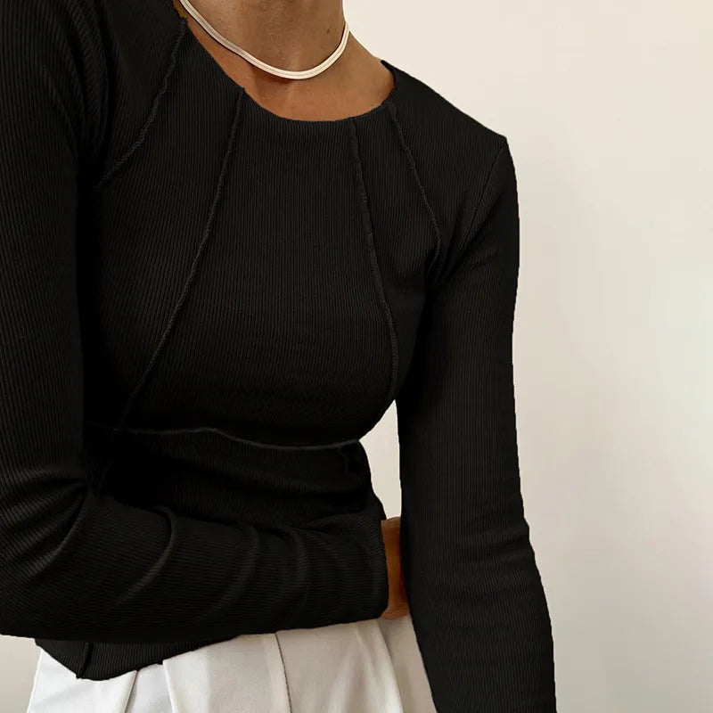 T-shirt femme confortable à manches longues, coupe ajustée. Basique polyvalent pour un style moderne et chic.