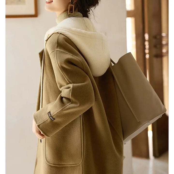 Manteau femme kaki confortable et chic, doté d'un bonnet tricoté amovible. Vêtement essentiel pour l'hiver.