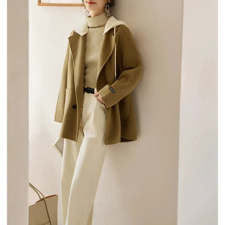 Veste femme kaki chic, avec son bonnet amovible. Parfaite pour l'automne/hiver, allie élégance et chaleur.