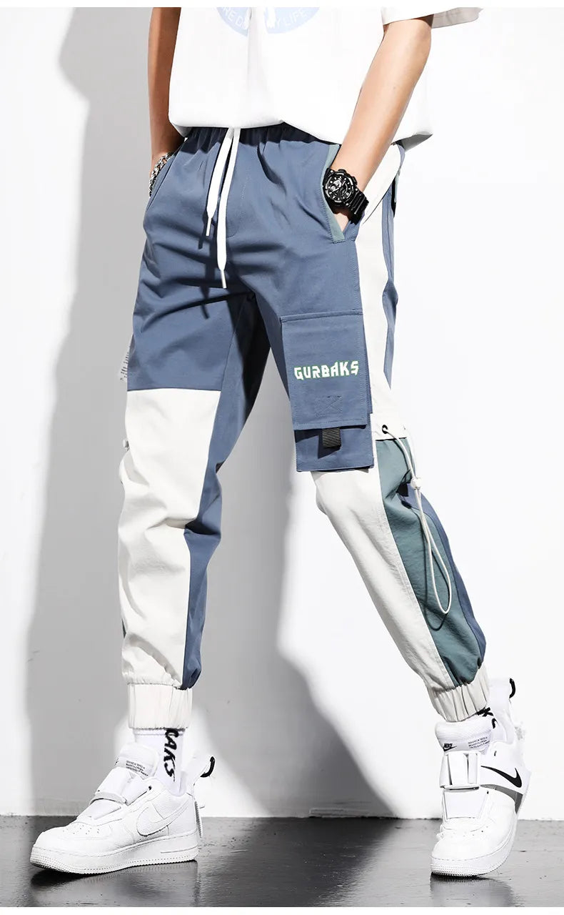 Mode homme: pantalon cargo bicolore bleu, style urbain printemps/été. Confortable et pratique avec ses poches.
