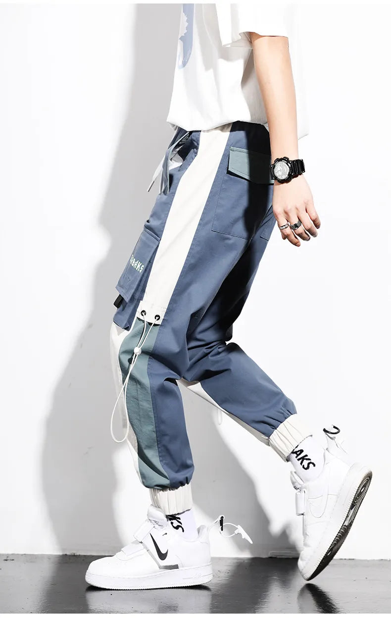 Pantalon homme bicolore style urbain, coupe cargo décontractée. Pratique, multi-poches, mode streetwear.