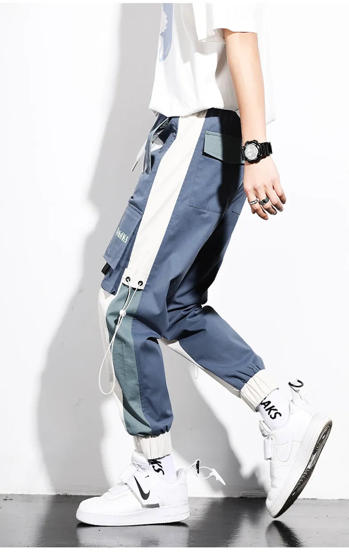 Pantalon homme bicolore style urbain, coupe cargo décontractée. Pratique, multi-poches, mode streetwear.