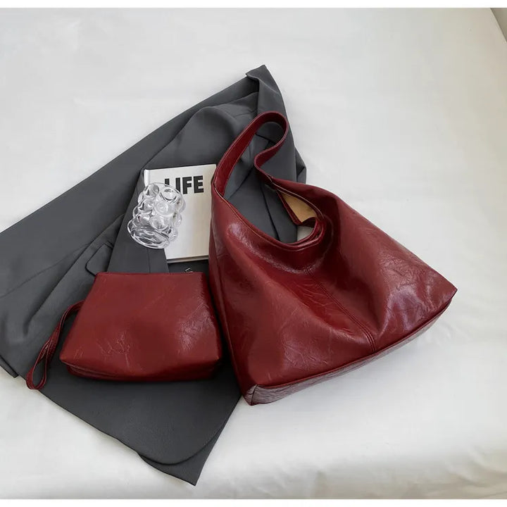 Sac à main moderne en cuir vegan pour femme, avec pochette, idéal pour un look quotidien élégant.