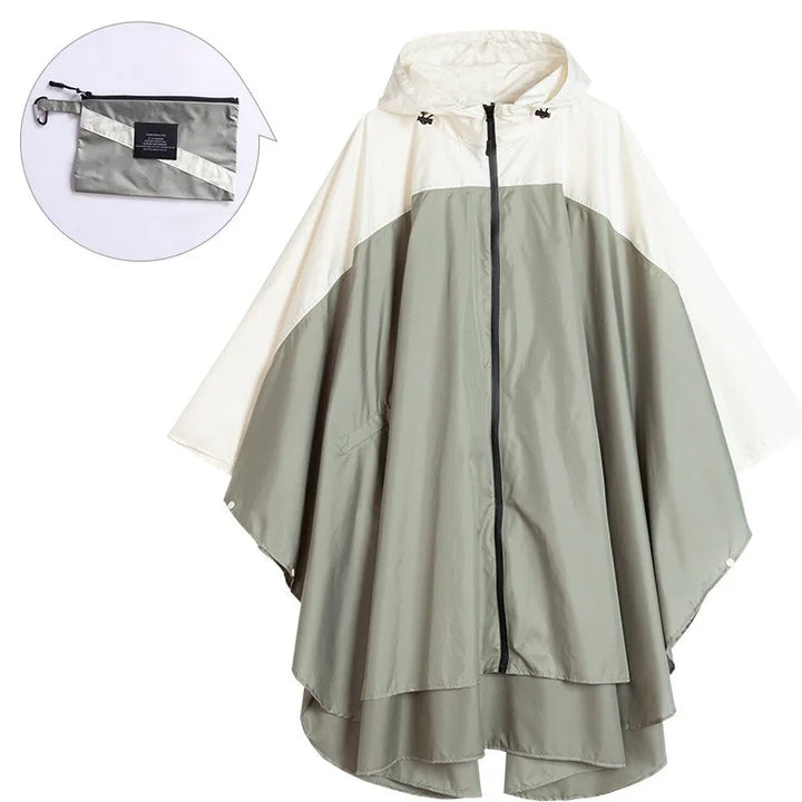 Personne portant un poncho imperméable unisexe sous la pluie. Idéal pour festival ou randonnée.