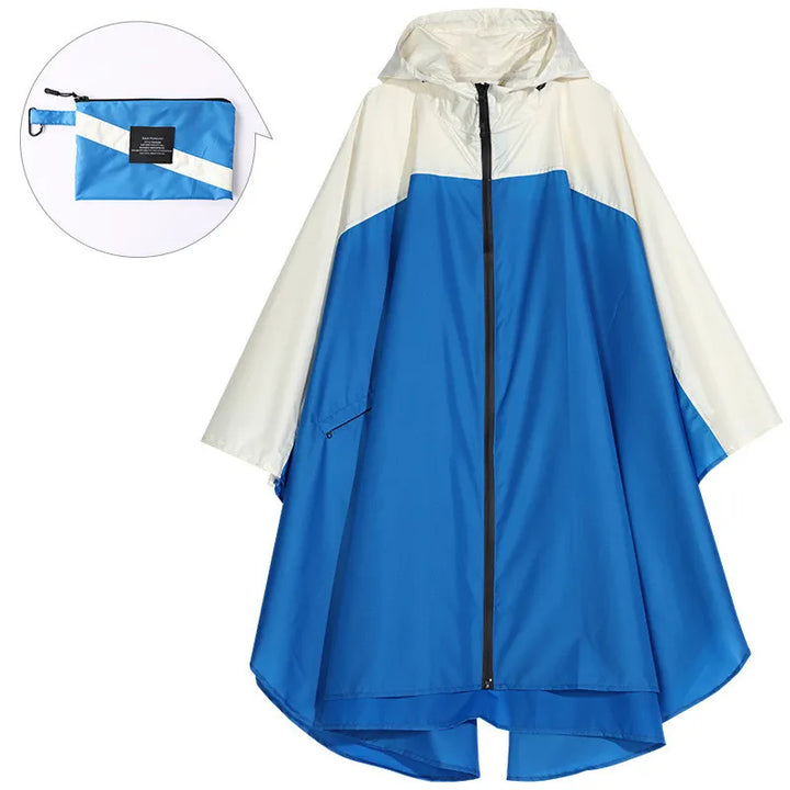 Poncho imperméable compact plié, facile à transporter. Prêt pour les averses en voyage ou camping.