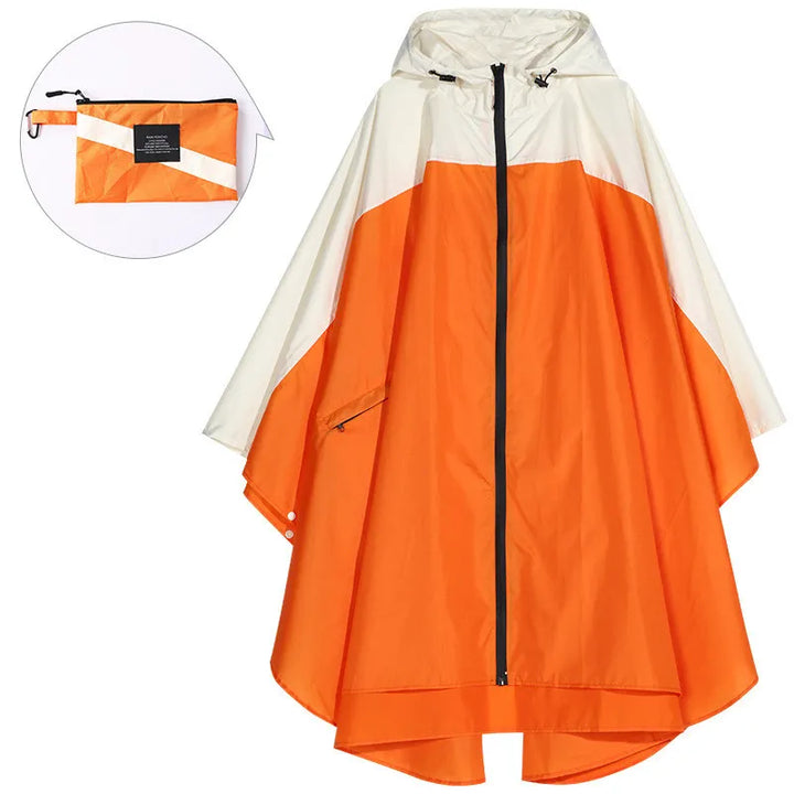 Capuche ajustable d'un poncho imperméable unisexe, offrant une protection optimale contre la pluie et le vent.