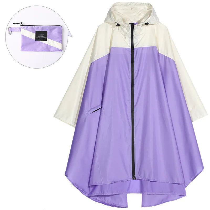 Poncho imperméable polyvalent avec capuche. Parfait pour rester au sec lors de festivals ou voyages.