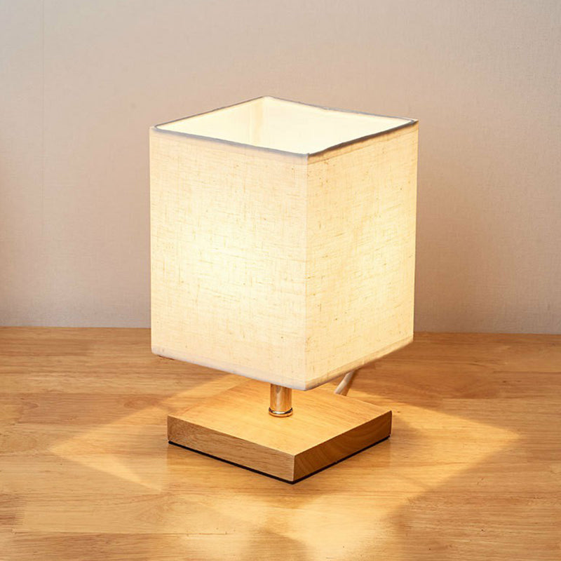 Lampe de table minimaliste en bois et lin, diffuse une lumière chaleureuse, convient à tout type de pièce.