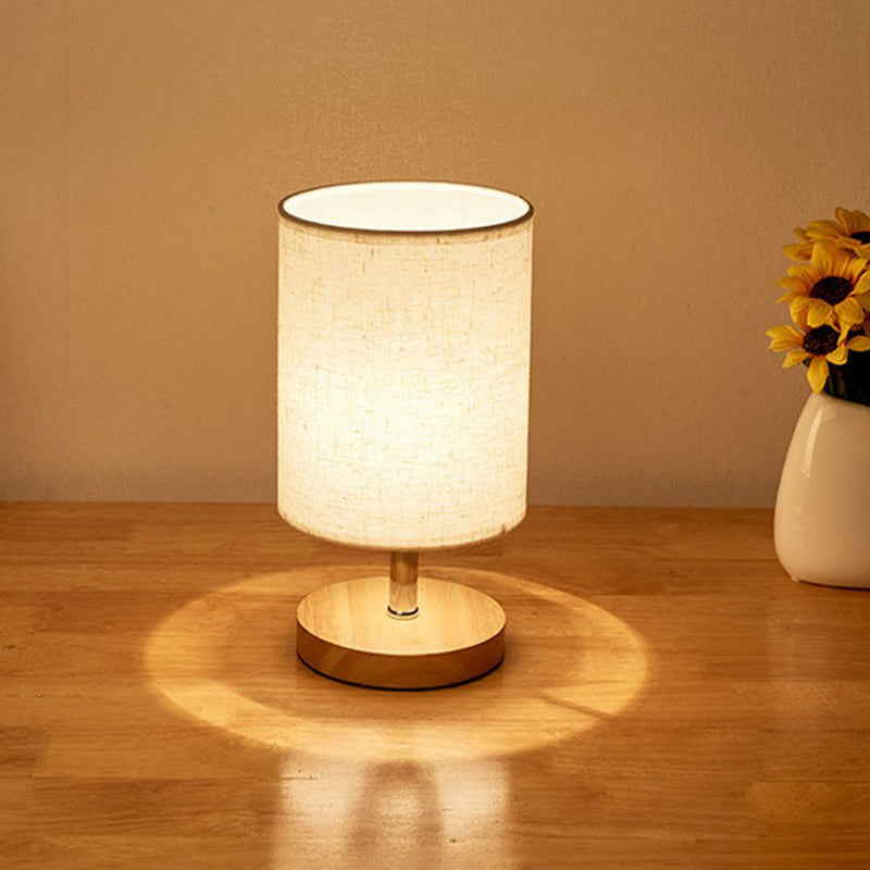 Lampe de table design en lin et bois clair, style moderne et minimaliste pour salon ou chambre.