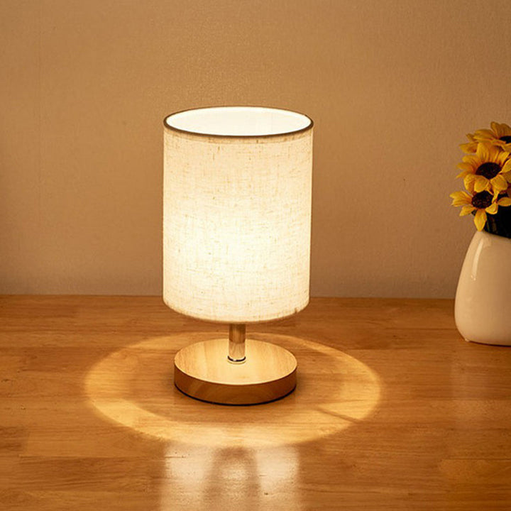 Lampe de table design en lin et bois clair, style moderne et minimaliste pour salon ou chambre.