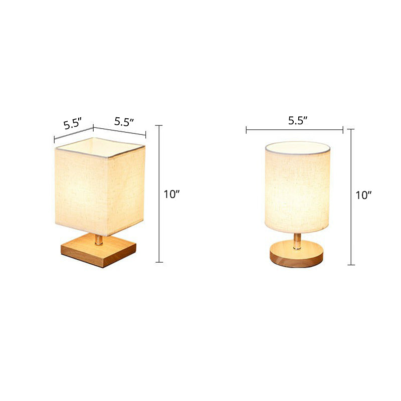 Luminaire de table en bois et abat-jour lin, offrant une lumière douce et chaleureuse pour bureau.