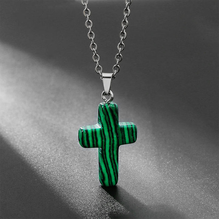 Collier croix jade pour femme, bijou porte-bonheur, élégance naturelle.