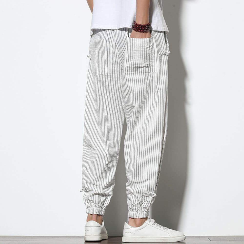 Pantalon long rayé homme, confortable et polyvalent. Parfait pour un look décontracté ou élégant en mode urbaine.