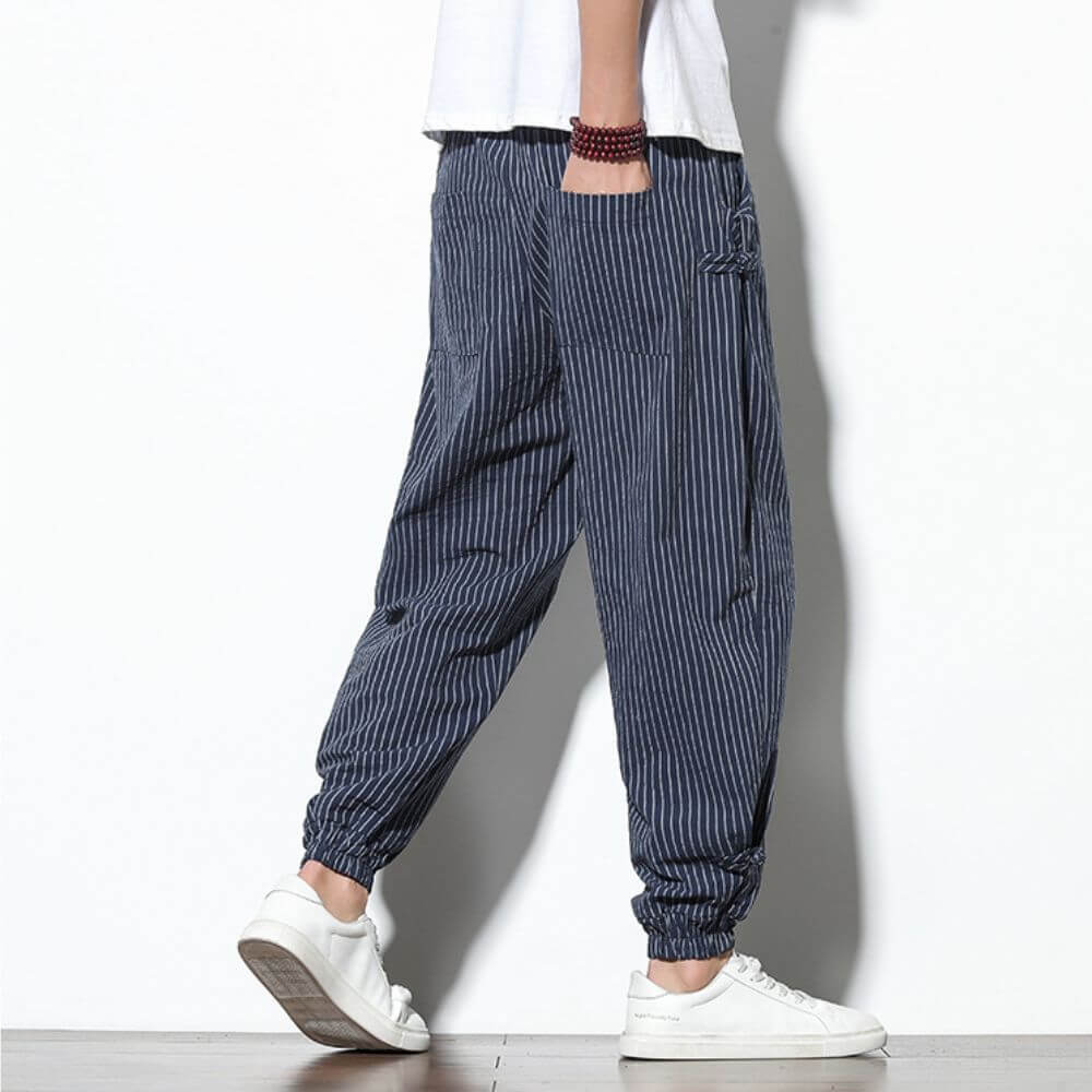 Pantalon décontracté homme à rayures, moderne et tendance. Pour un style mode urbain printemps-automne, grand confort.