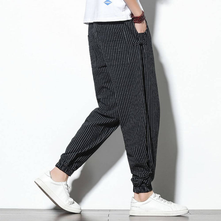 Pantalon homme rayé élégant, style décontracté chic, idéal automne/printemps. Confort urbain assuré.