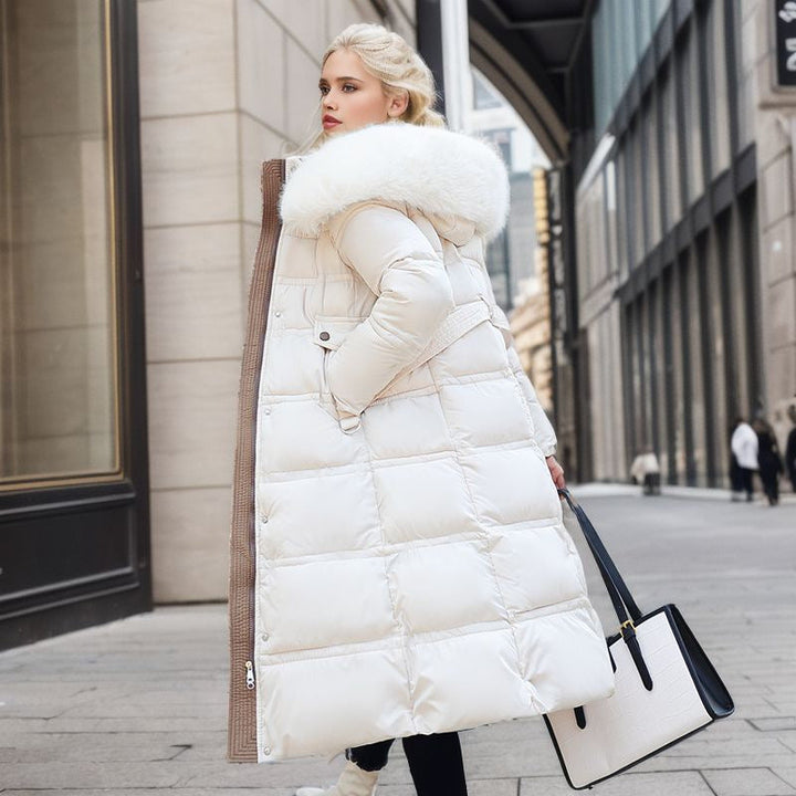 Manteau femme hiver, matelassé et long, avec un col en fausse fourrure. Chic et confortable.