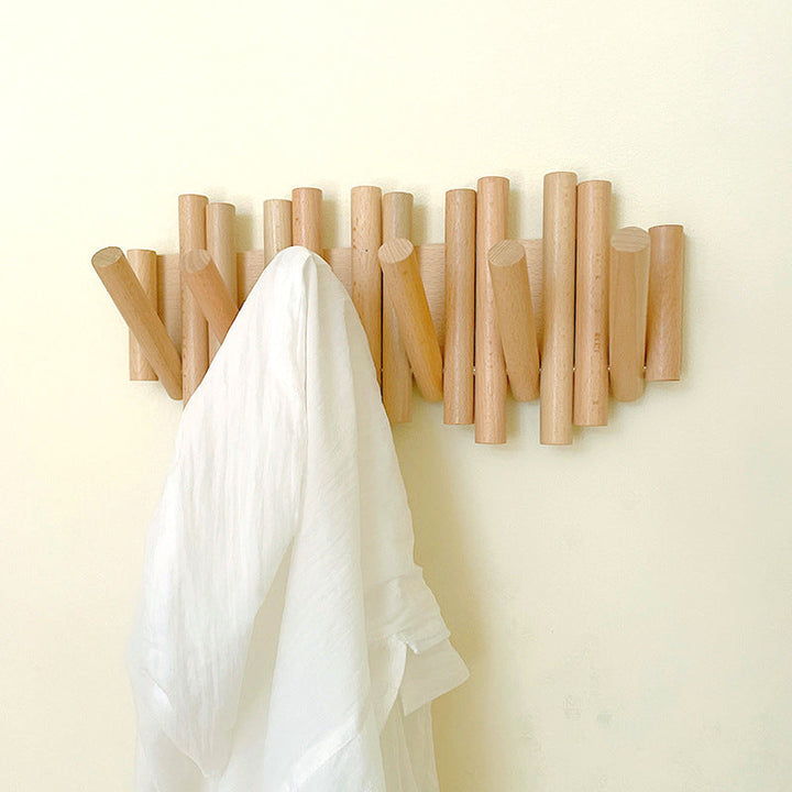Porte-manteau mural design moderne et élégant, solution rétractable pour un gain de place optimal dans votre entrée.