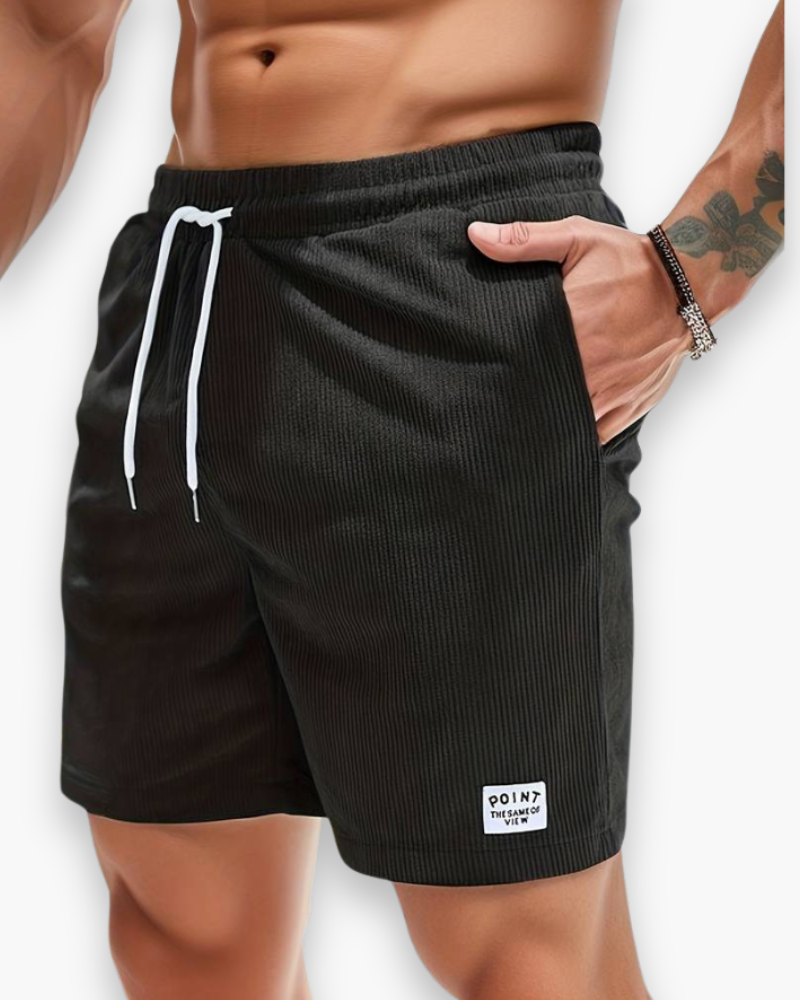 Homme en short décontracté pour un confort estival optimal, parfait pour les vacances ou la plage.