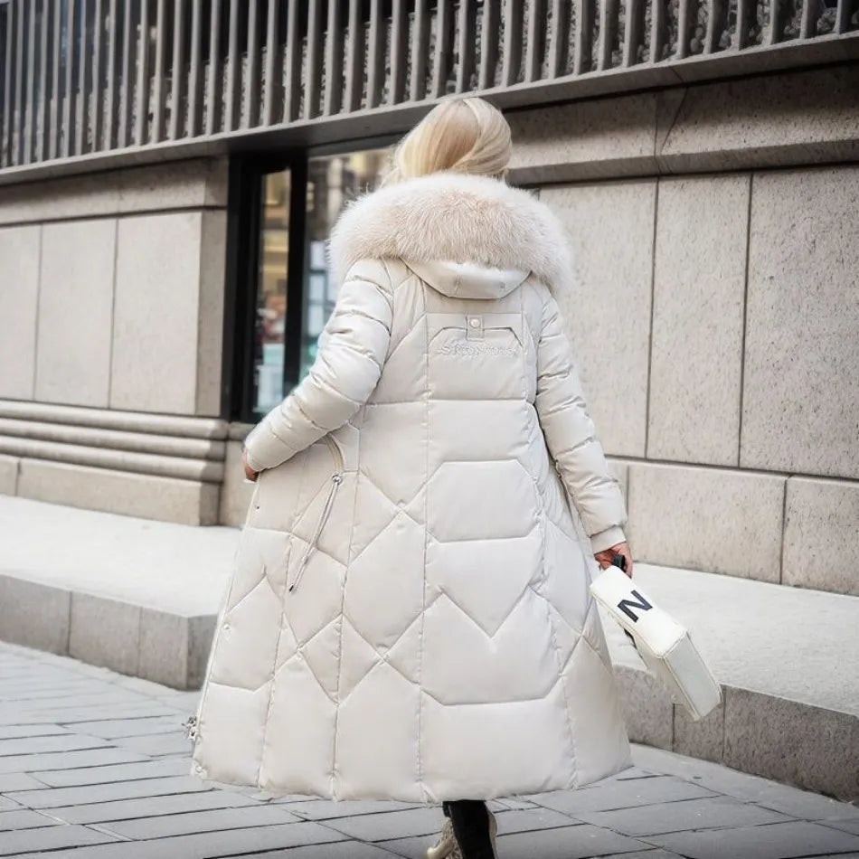Femme portant un manteau matelassé long avec capuche, marchant en ville l'hiver, au chaud et stylée.