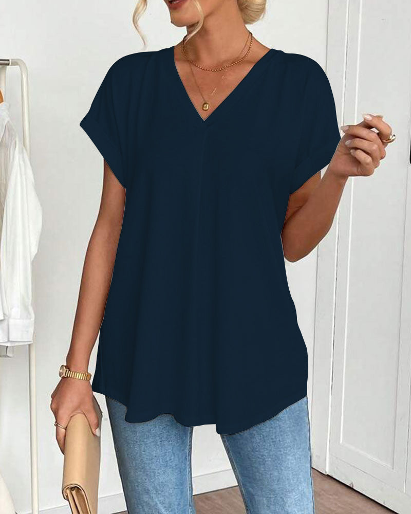Top femme confortable et léger, avec des plis élégants et des manches courtes. Disponible en blanc et bleu marine.