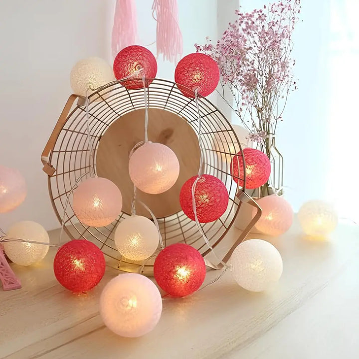 Ambiance romantique : guirlande lumineuse LED avec boules de coton, douce et tamisée.