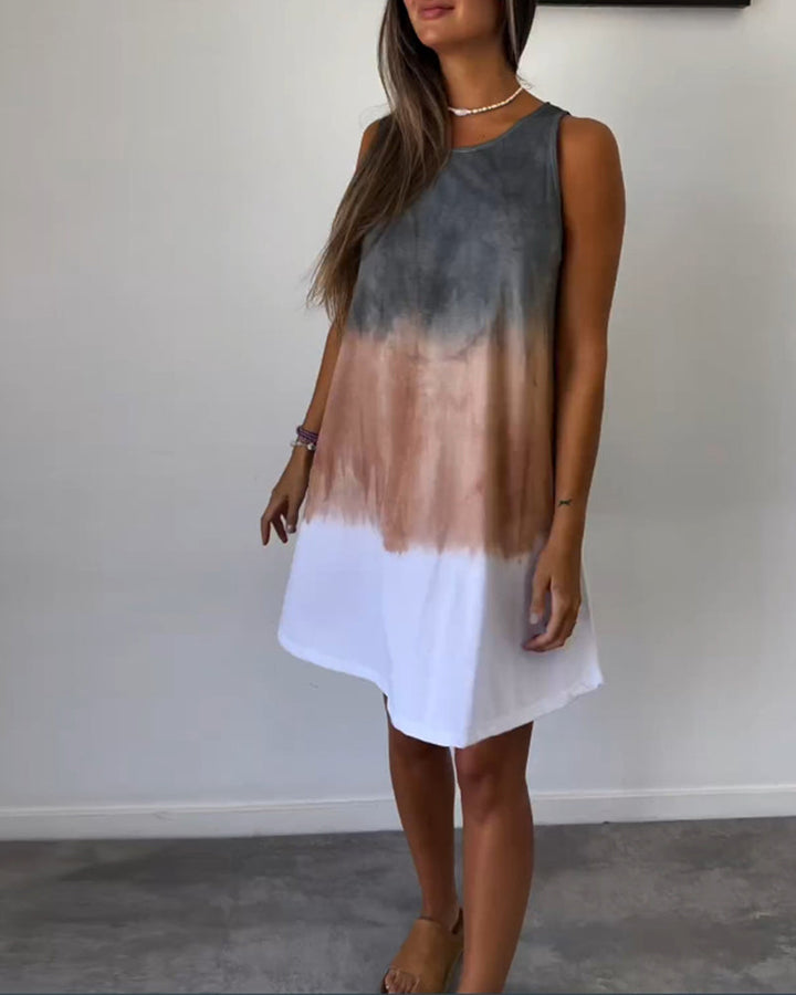 Vêtement d'été féminin : robe sans manches légère, coupe fluide, idéale pour un look plage décontracté.