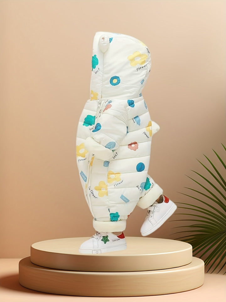 Bébé heureux dans sa combinaison d'hiver chaude, ensemble blanc et jaune, pour jouer dehors confortablement.