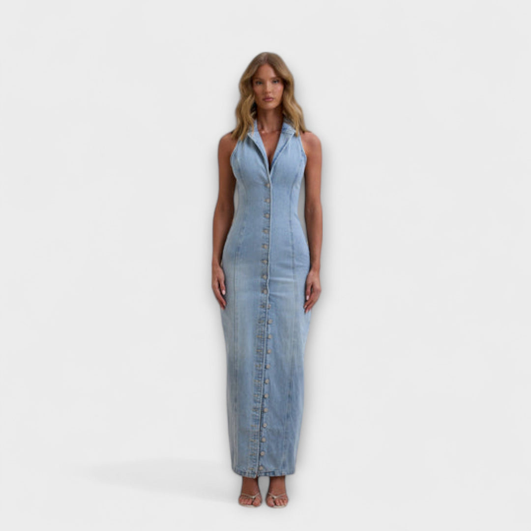 Robe maxi femme décontractée chic bleu délavé avec col halter, parfaite pour les journées d'été élégantes.