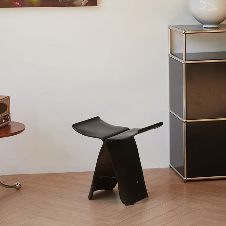 Tabouret Papillon en bois massif, forme unique pour une décoration de salon sophistiquée.