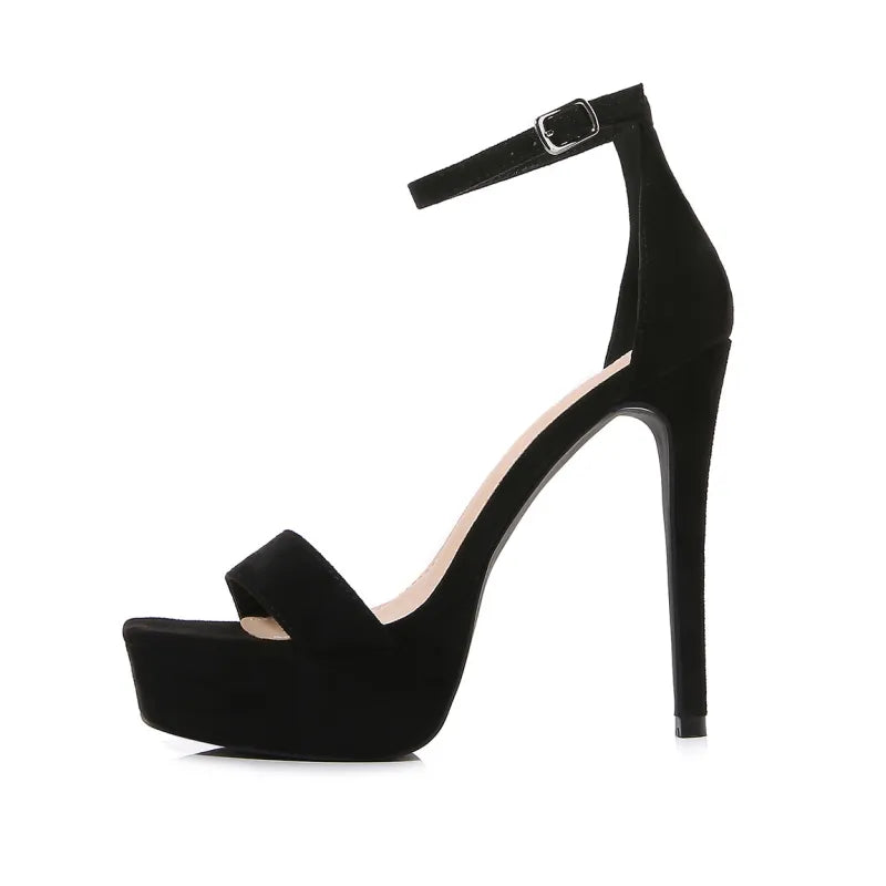 Gros plan plateforme chaussures femmes. Talons hauts, bride cheville chic. Design élégant pour soirée, événement ou fête.