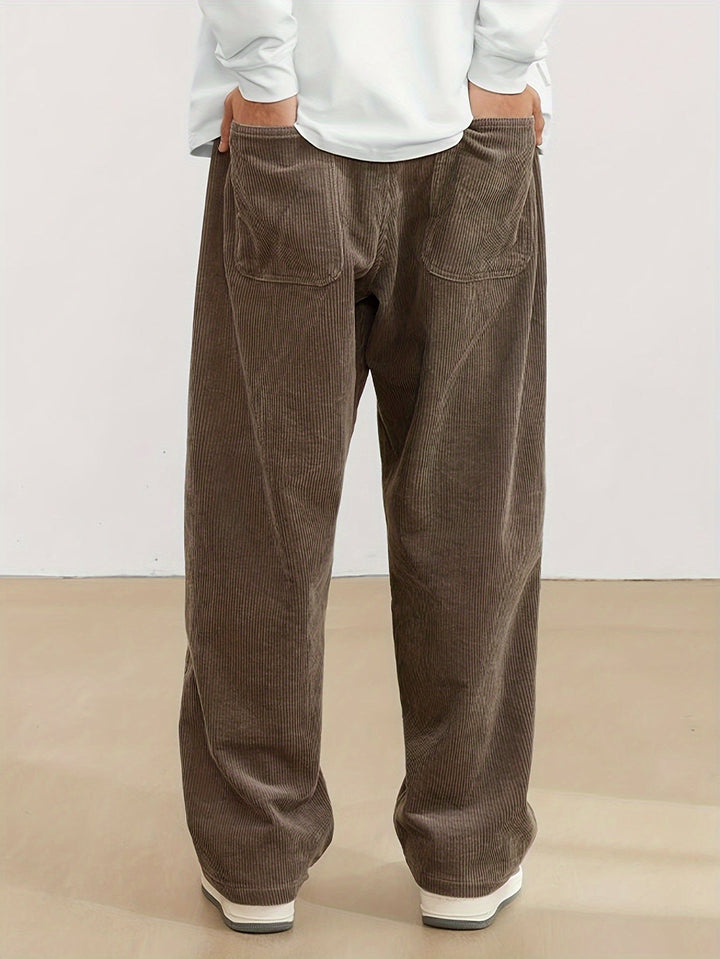 Pantalon homme velours côtelé, coupe jambes larges, style rétro, essentiel pour la mode masculine.