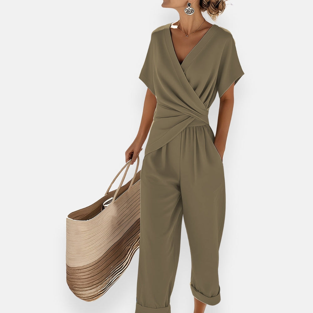 Tenue femme élégante et polyvalente : ensemble haut fluide et pantalon large. Parfait pour soirées ou vacances.